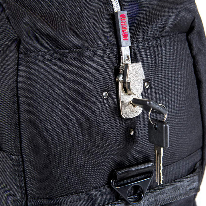 Dime Bags Omerta Associate smell-proof duffle bag, locking zipper and activated carbon lining detail