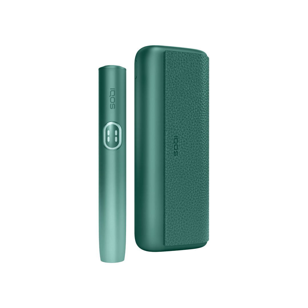 IQOS ILUMA i PRIME Aspen Green holder standing beside the closed pocket charger, front view