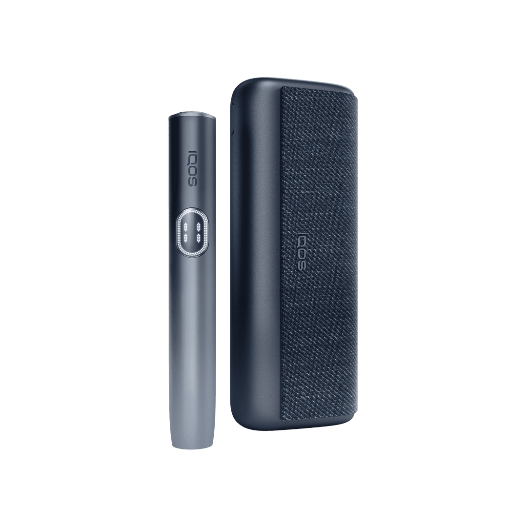 IQOS ILUMA i PRIME Midnight Black holder standing beside the closed pocket charger, front view